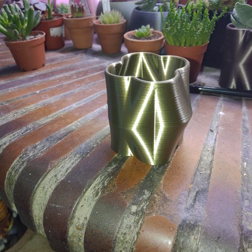 petal flower pot vase decor 3D print model - Mito3D