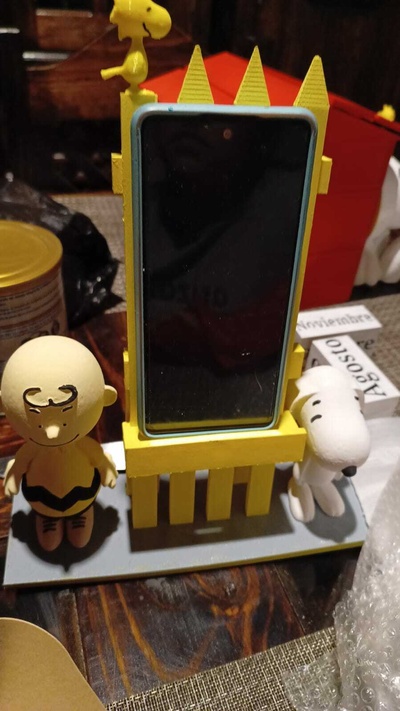 phone holder snoopy charging port support charger charlie brown cellular easy 3d print model - Mito3D