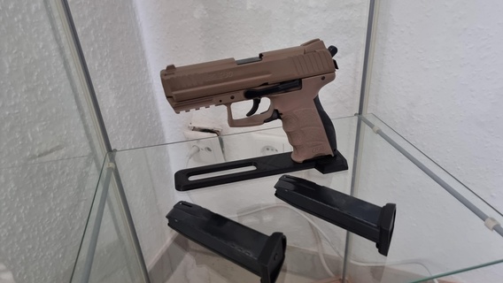 pistol stand hk p30 weapon gun waepon pistols holder bracket heckler cook weapons 3d print model - Mito3D