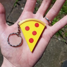 una fetta di pizza portachiavi casa cibo keychain peperoni 3d print model - Mito3D
