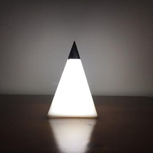 piramitler ışık 230 yatak ofis açtı ev lampe chevet chambre bürosu pyramide diy 3d print model - Mito3D