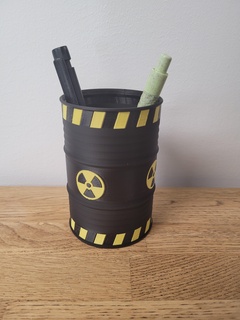 radioattivo olio barile tamburo petrolio multicolore bambolotto penna porta titolare supporto 3d print model - Mito3D