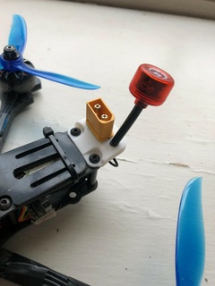 arrière monter fpv drone antenne batterie prise courant 3d print model - Mito3D