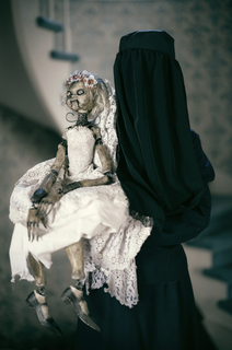 residual angie beneviento boneca residente Vila fantoche donna marionete arrepiante Horror cosplay traje suporte 3d print model - Mito3D