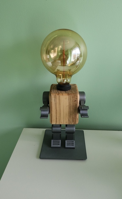 robot lampada abajour braccia gambe base casa braccio gamba luce lampadina legna legno notte ragazzi giocattolo arredamento arte 3d print model - Mito3D