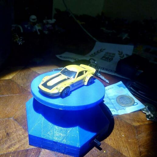 giratorio estante soporte ruedas calientes personalizado juguete 3D print model - Mito3D