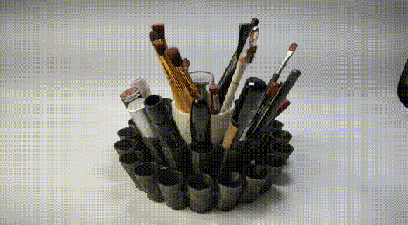 giratorio maquillaje lápiz labial estante soporte Moda mujer lápices labiales cepillos plumas Arte 3d print model - Mito3D