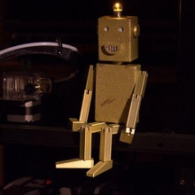 rubbotron Gummi Band Roboter Gadget zweibäumeroboter Marionette Spielzeug scifi Außerirdischer Android Licht Birne elektronisch 3d print model - Mito3D