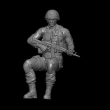 russo soldato seduto tenendo fucile 3d print model - Mito3D