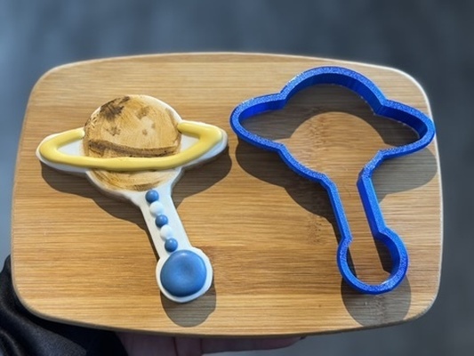 saturno bambino sonaglio biscotto taglierina spazio tema doccia 3d print model - Mito3D