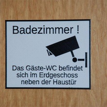 schild das badezimmer ist kein gsteklo home bathroom surveillance camera sign 3d print model - Mito3D
