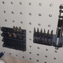 destornillador soporte montar herramienta bits conductor maleficio tablero tornillo pared percha titulares cajas 3d print model - Mito3D