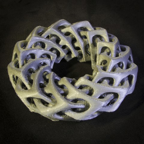 kendini torus büküm kesişiyor sanat grup yüzük döngü donut geçmeli matematik 3D print model - Mito3D