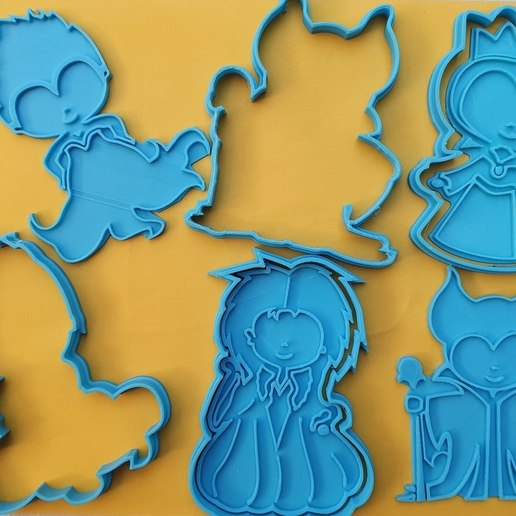 set 4 disney villains emporte pièces maison princesse villians méchants méchant fraise cruauté ursula malefica maléfique evilqueen cuisine cookie coockie 2019 covid médecine virus couronne coronavirus 19 art dessin animé schtroumpfs schtroumpf smurfette grand 3D print model - Mito3D