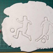 silhouette uomo giocando calcio biscotto taglio 3d print model - Mito3D