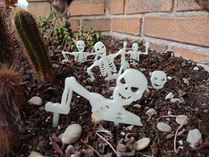 esqueletos viniendo suelo 3d print model - Mito3D