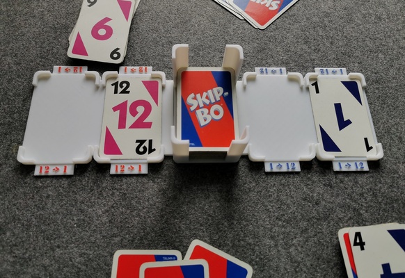 skip bo carta titolare supporto facile gioco skipbo modulare mucchio separato pla stl gratuito giocattolo kartenspiel 3d print model - Mito3D
