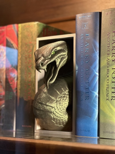 serpent emerging serpentard inspiré livre coin accueil maison dragon harry potier craftykid3d étagère livres décor seigneur of anneaux signet tête vipère émergent 3d print model - Mito3D