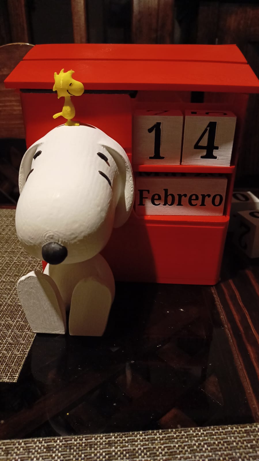 bisbilhoteiro escritório organizador calendário madeira escrivaninha 3D print model - Mito3D