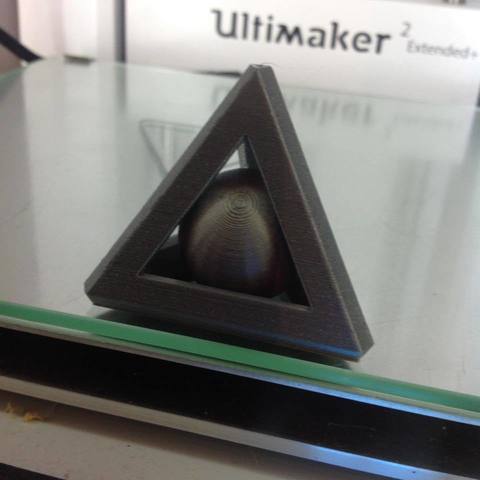 sphère libre dans un trierdre l'art 3D print model - Mito3D