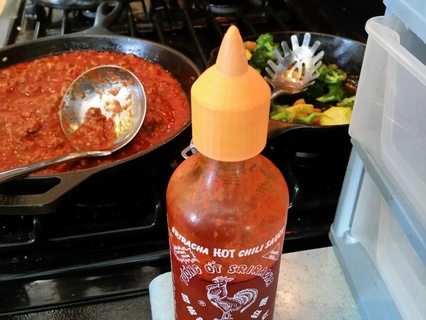 Sriracha caldo salsa cap copertina guaina utensili 3d stampa 3d print model - Mito3D