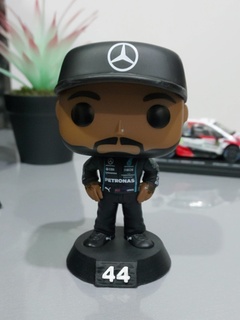 soutien funko pop Lewis Hamilton 3d print model - Mito3D