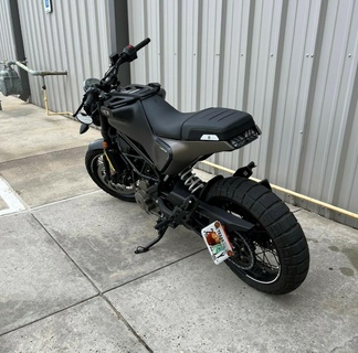 schwarze Pfeil 401 Kette bewachen Lizenz Teller Halterung Husqvarna Motorrad Halter Unterstützung Vitpilen Klammer 3d print model - Mito3D