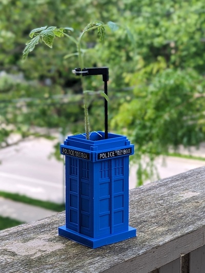 tardis plante pot docteur oms ventilateur tv cadeau bleu bbc anglais jardinage vacances dalek 3d print model - Mito3D