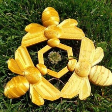 three bees art bee beehive beekeeping 3d print model - Mito3D