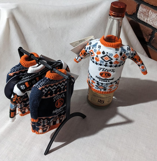 Titos Sweatshirt Gestell verschiedene Weihnachten Ornament Mantel Aufhänger Puppenhaus Möbel Puppe hässlicher Christmassweater Wodka Hobby 3d print model - Mito3D