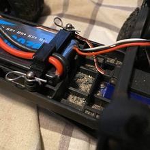traxxas estampida 2wd batería sostener artilugio rc lipo 3d print model - Mito3D
