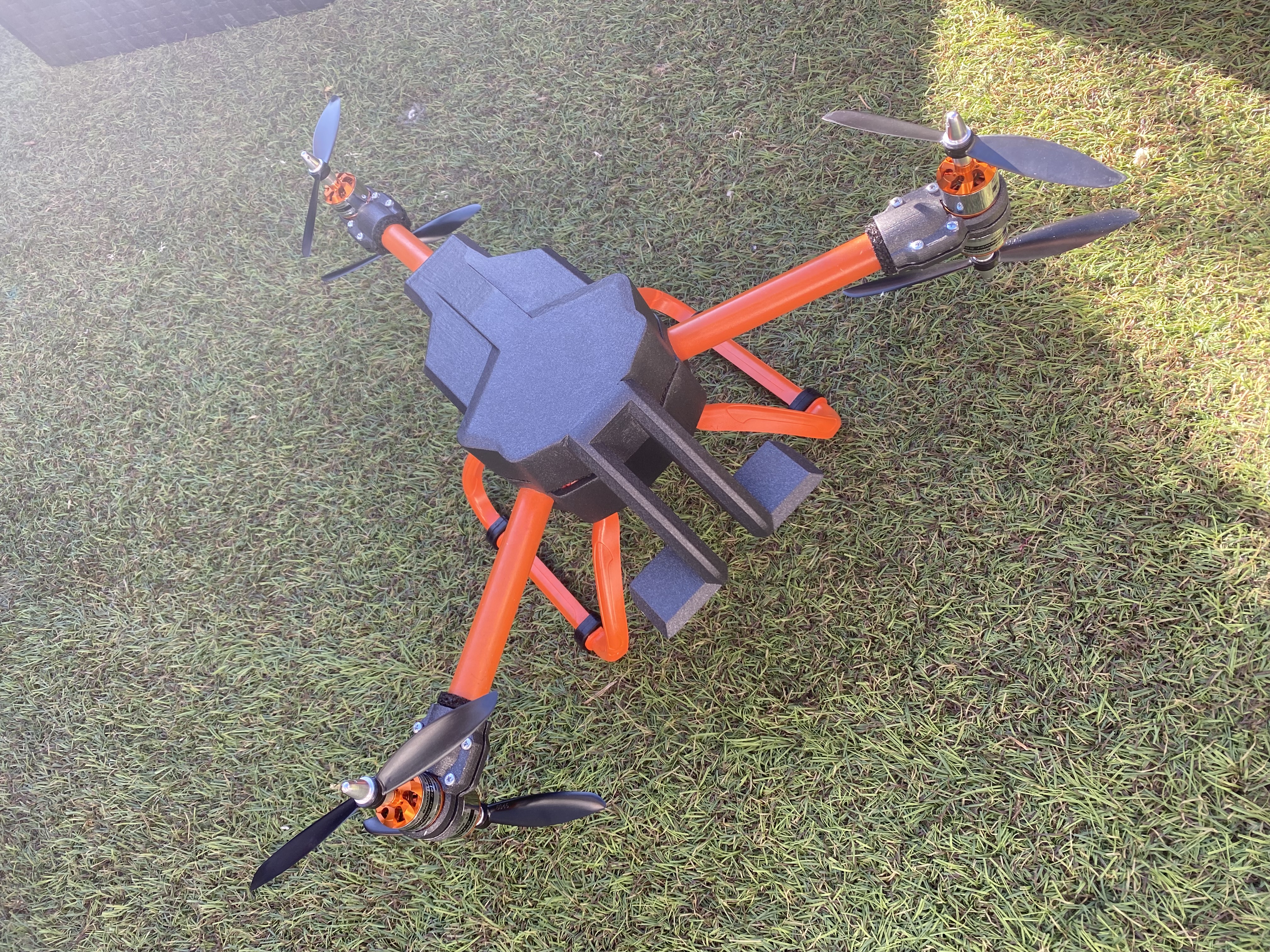 tricóptero zumbido 3d impresión 3D print model - Mito3D