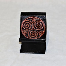 trinité spirale phonestand gadget l'irlandais vieux universelle le stockage titulaire art stand pour téléphone en celtique 3d print model - Mito3D