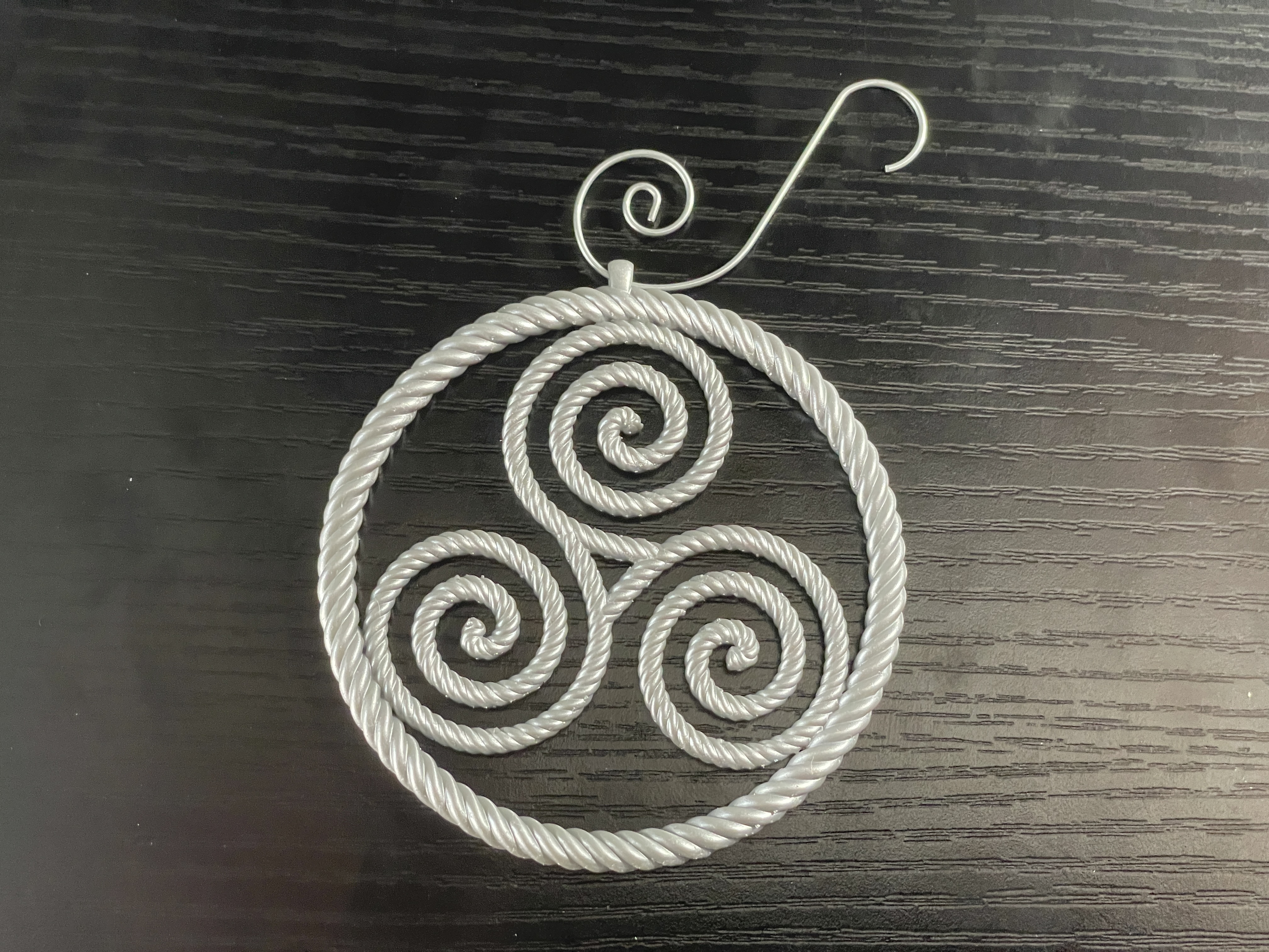 triskelion ornamento Navidad árbol nudo circulo trinidad símbolo gancho 3D print model - Mito3D