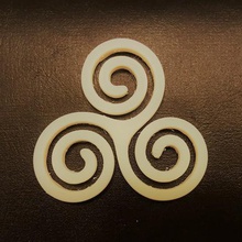 triskelion triskele a arte trikele o celtic newgrange irlanda antiga história religião 3d print model - Mito3D