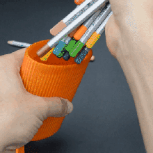 tubo lapices pasta dental cepillos bolígrafo soporte organizar naturaleza diseño lápiz escritorio oficina casa avispón panal 3d print model - Mito3D