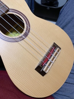 ukulele compensato Noce ponte messa punto sintonizzare intonazione compensazione 3d print model - Mito3D