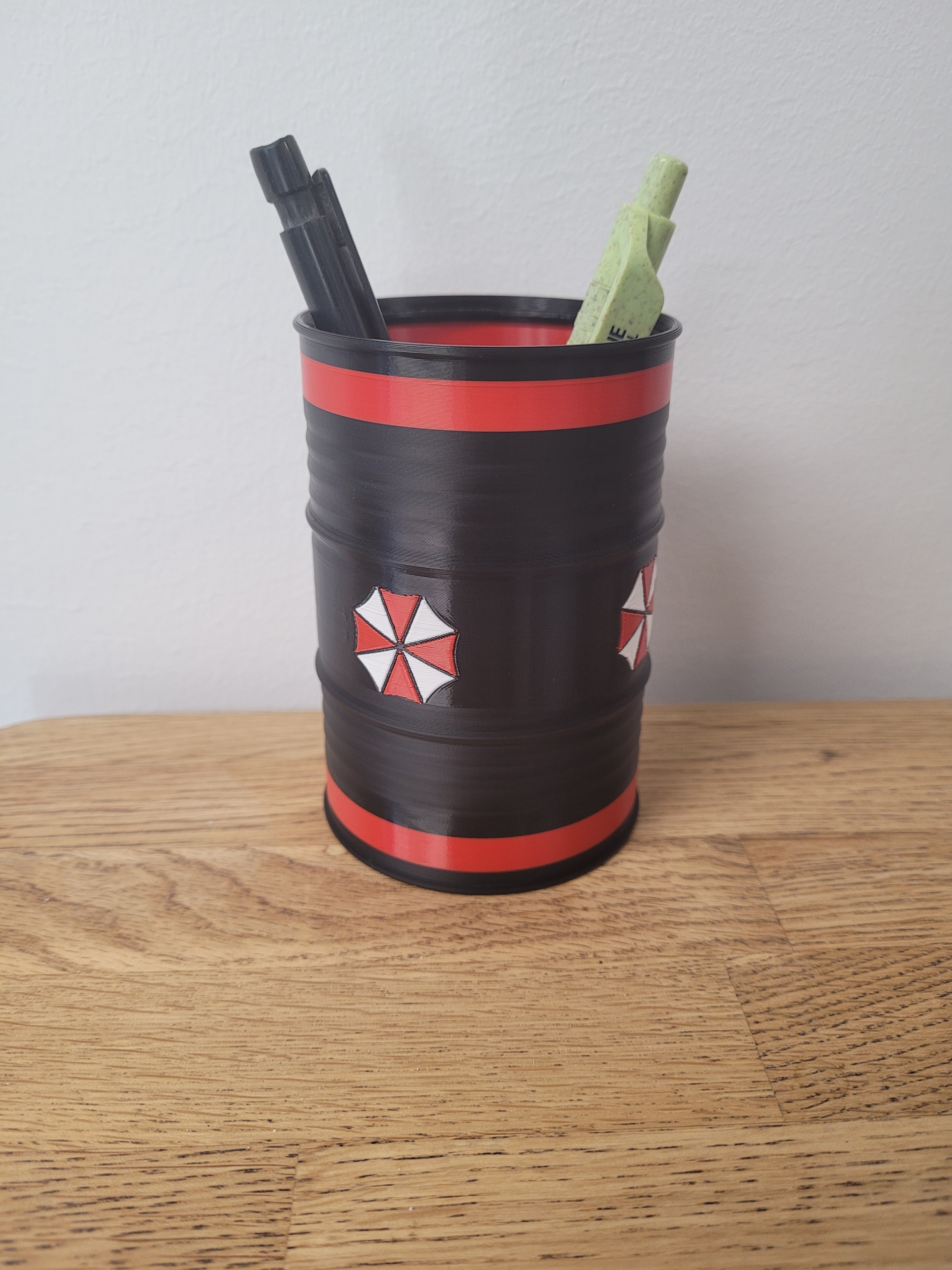 parapluie société pétrole baril tambour multicolore bambulab stylo porte plume titulaire soutien résident mal 3D print model - Mito3D