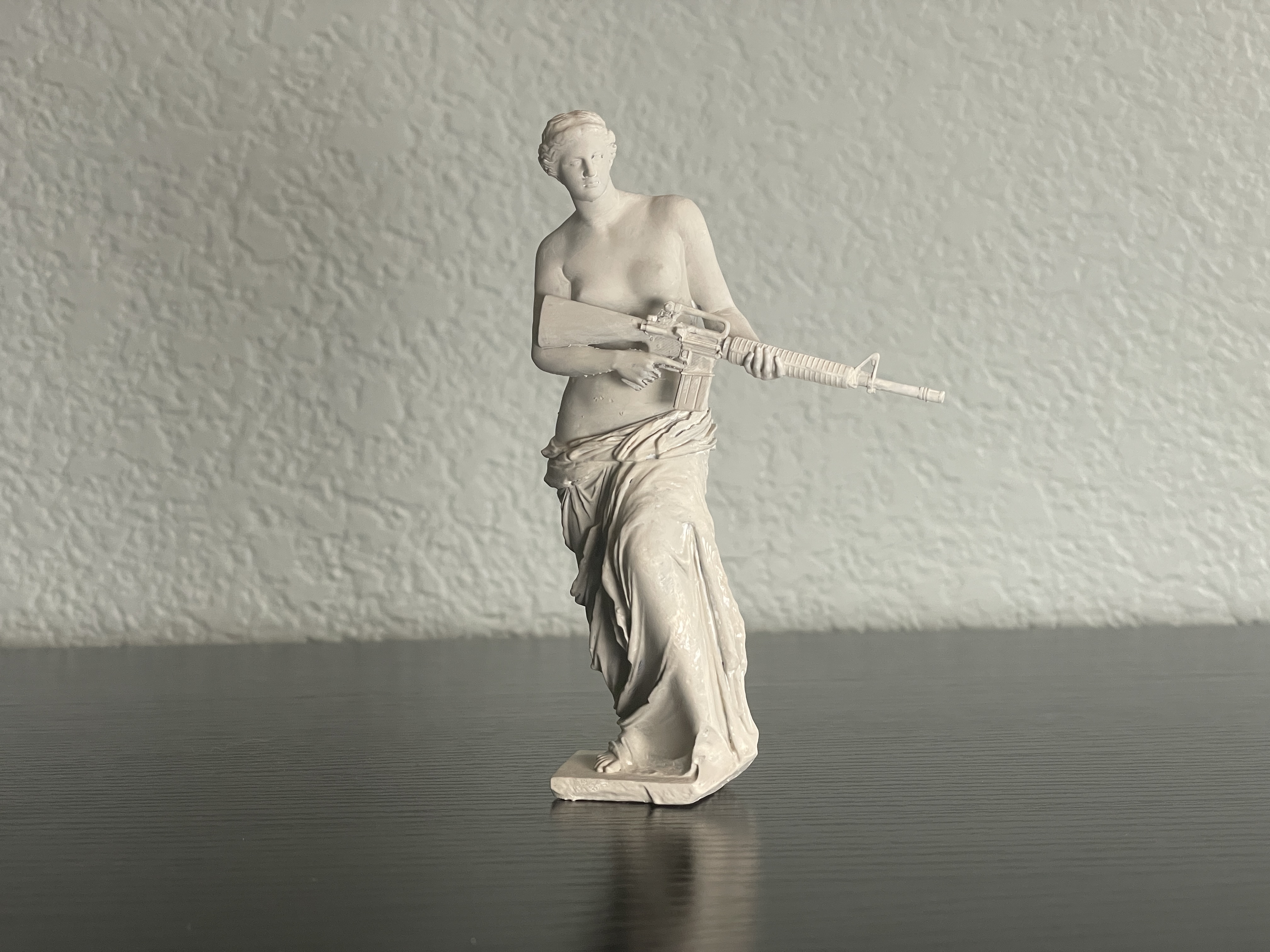 Venus milo rodamiento brazos rifle pistola asalto ar15 ak47 escultura estatua Italia 3D print model - Mito3D