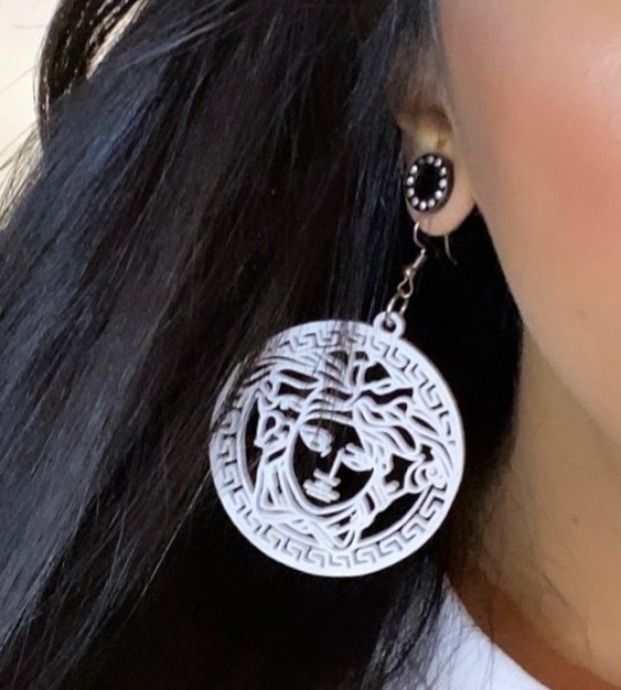 Versace logo boucles d'oreilles boucle d'oreille mode cool amusement mur art déco oreille porte clés attente souvenir bijoux 3D print model - Mito3D