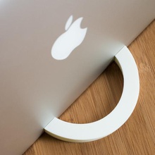 verticale del supporto computer portatile macbook pro gadget in posizione eretta stand retina dock apple 13 3d print model - Mito3D