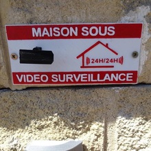 la vigilancia de vídeo en el panel casa supervisión protección signo cámara 3d print model - Mito3D