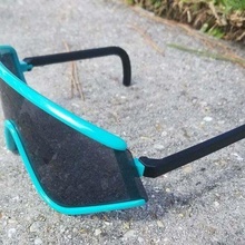 vintage Oakley braço moda oculos escuros óculos 3d print model - Mito3D