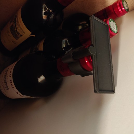 garrafa de vinho com rótulo do titular a casa pescoço 3D print model - Mito3D