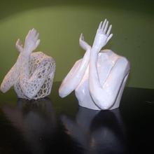 Frau Zweifel Kunst sculpt Mädchen voronoi Hände Skulptur Oberkörper 3d print model - Mito3D