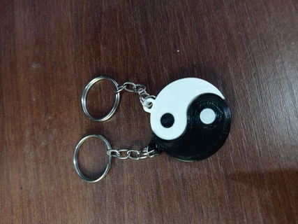 yin yang keychain - key chain couples par boyfriend bride yinyang blackandwhite 3d print model - Mito3D