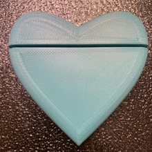 tarjeta soporte corazón conformado amor partido Boda forma enamorado cumpleaños titular día San Valentín celebracion 3d print model - Mito3D
