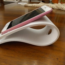 curvy phone holder 3d print model - Mito3D