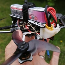 tinyhawk Freistil Batterie führen Clip fpv Drohne emax Ossum 3d print model - Mito3D