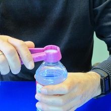 ajustable botella gorra abrelatas abretapones accesibilidad cebolla comida ayuda especializado técnico 3d print model - Mito3D